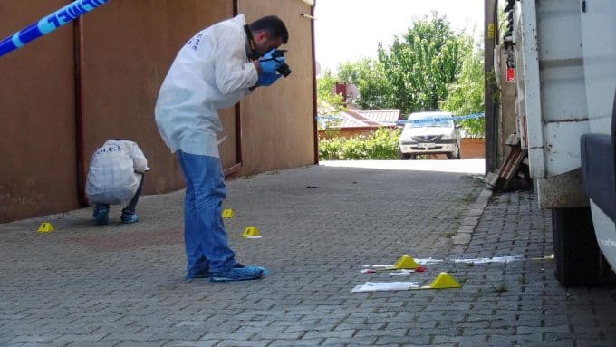 Eşinin amcasını silahla vurarak öldürdü