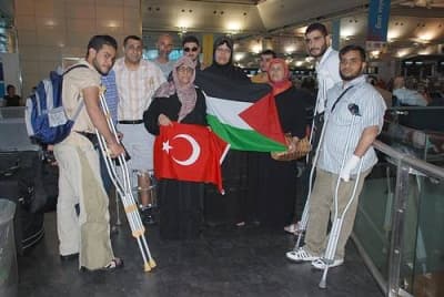 <p><font face="arial,helvetica,sans-serif" size="2">Halen Gazze'de yardım dağıtan İHH Vakfı ekipleri; acı haberi d&uuml;n İHH Vakfı&nbsp;merkezine ulaştırdı. Harp Siyam T&uuml;rkiye&rsquo;deyken şu a&ccedil;ıklamayı yapmıştı:<font color="#333399"> &ldquo;&Uuml;lkemi &ccedil;ok seviyorum. Biran &ouml;nce iyileşip &uuml;lkeme d&ouml;nmek istiyorum. Filistin&rsquo;de yaşamaktan korkmuyorum. &Ccedil;&uuml;nk&uuml; burası benim vatanım. Filistin i&ccedil;in bir bacağımı kaybettim gerekirse diğerini, gerekirse canımı veririm, ama asla terk etmem. Filistin&rsquo;i İsrail&rsquo;e bırakmayız.&rdquo; </font></font></p><p><font face="arial,helvetica,sans-serif" size="2">İstanbul&rsquo;u &ccedil;ok sevdiğini belirten Siyam, ayrılmadan &ouml;nce havaalanında yaptığı a&ccedil;ıklamada <font color="#333399">&ldquo;Bize g&ouml;sterdiği sıcak ilgiden dolayı T&uuml;rkiye halkına &ccedil;ok teşekk&uuml;r ederim. İstanbul&rsquo;da g&uuml;zel g&uuml;nler ge&ccedil;irdim. &Ccedil;ok ş&uuml;k&uuml;r iyileştim&rdquo;</font> demişti. </font></p>
