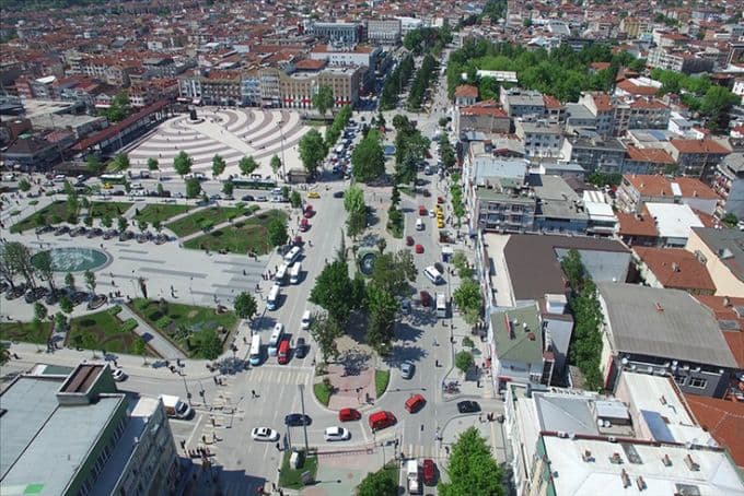 Sürücüler dikkat! Hız yapan, kırmızıda geçen yandı