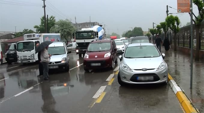 Cadde üzerindeki kaza trafiği felç etti