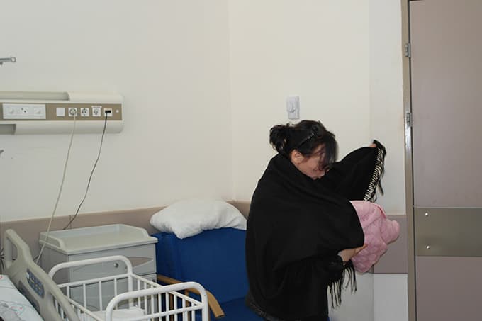 Bebeği kaçırıp, doktora saldırdılar