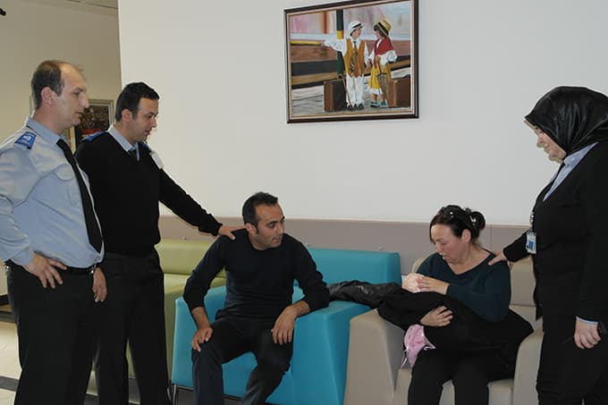 Bebeği kaçırıp, doktora saldırdılar