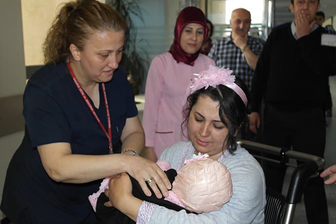 Bebeği kaçırıp, doktora saldırdılar