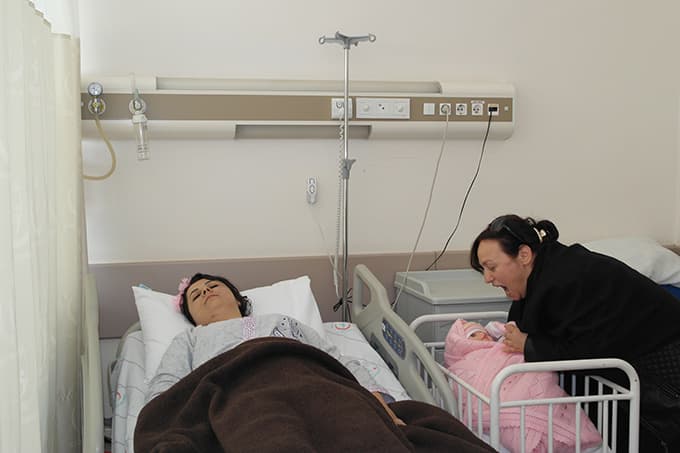 Bebeği kaçırıp, doktora saldırdılar