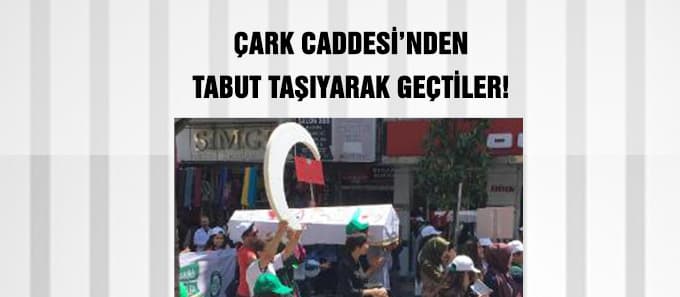 Çark Caddesi'nden tabut taşıyarak geçtiler
