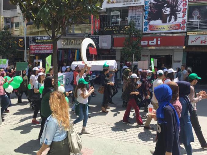 Çark Caddesi'nden tabut taşıyarak geçtiler