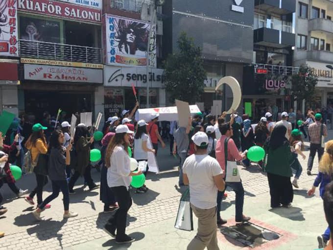 Çark Caddesi'nden tabut taşıyarak geçtiler