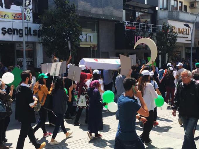 Çark Caddesi'nden tabut taşıyarak geçtiler