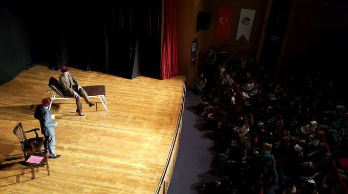 Genç tiyatroculardan göz dolduran performans