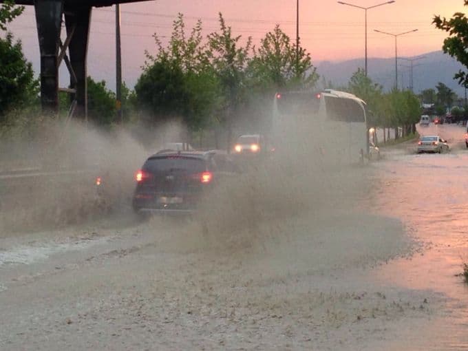 Yağmur aniden bastırdı, karayolu bu hale geldi