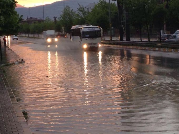 Yağmur aniden bastırdı, karayolu bu hale geldi