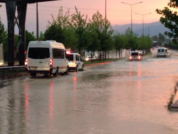 Yağmur aniden bastırdı, karayolu bu hale geldi