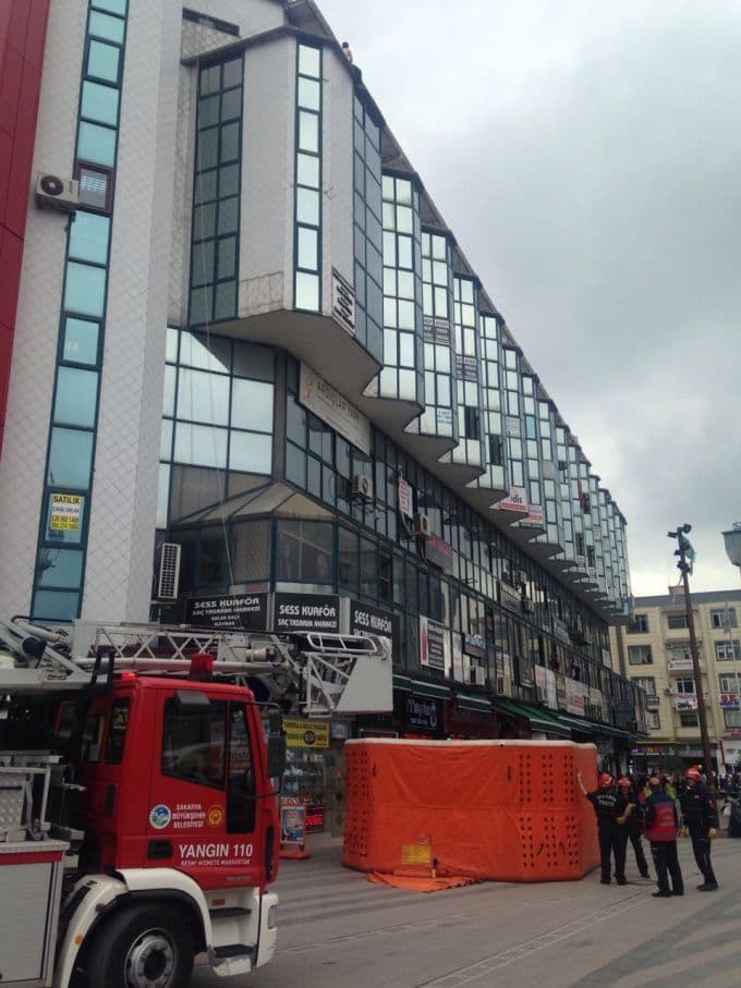 Çark Caddesi'nde intihar girişimi!