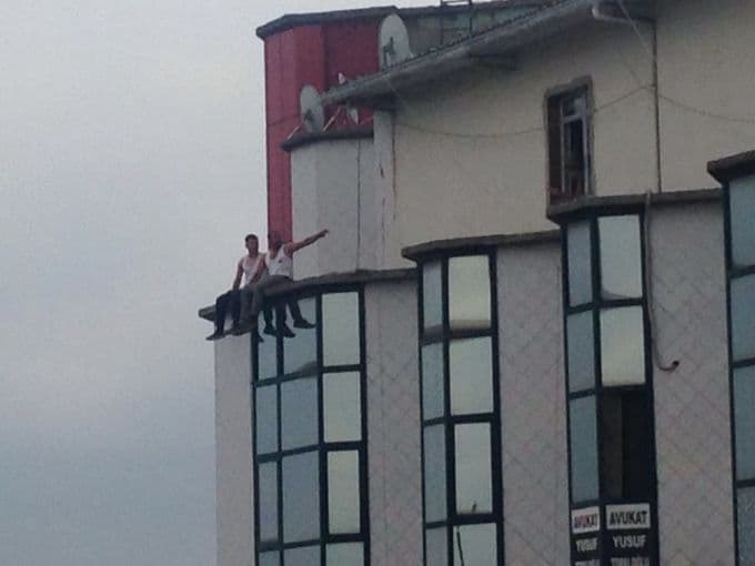 Çark Caddesi'nde intihar girişimi!