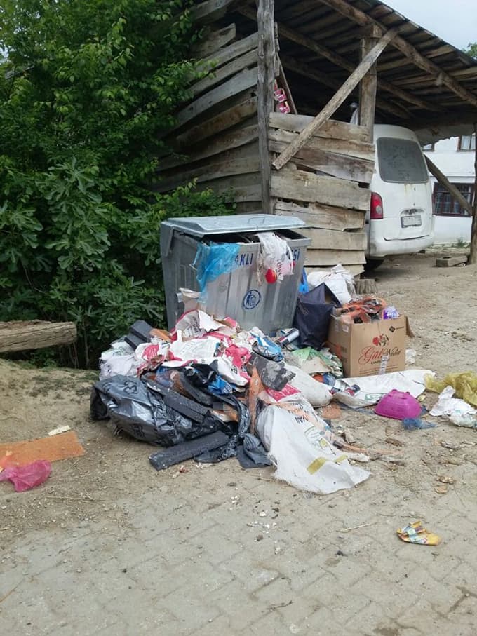 Vatandaşlar çöplerin toplanmamasına tepkili