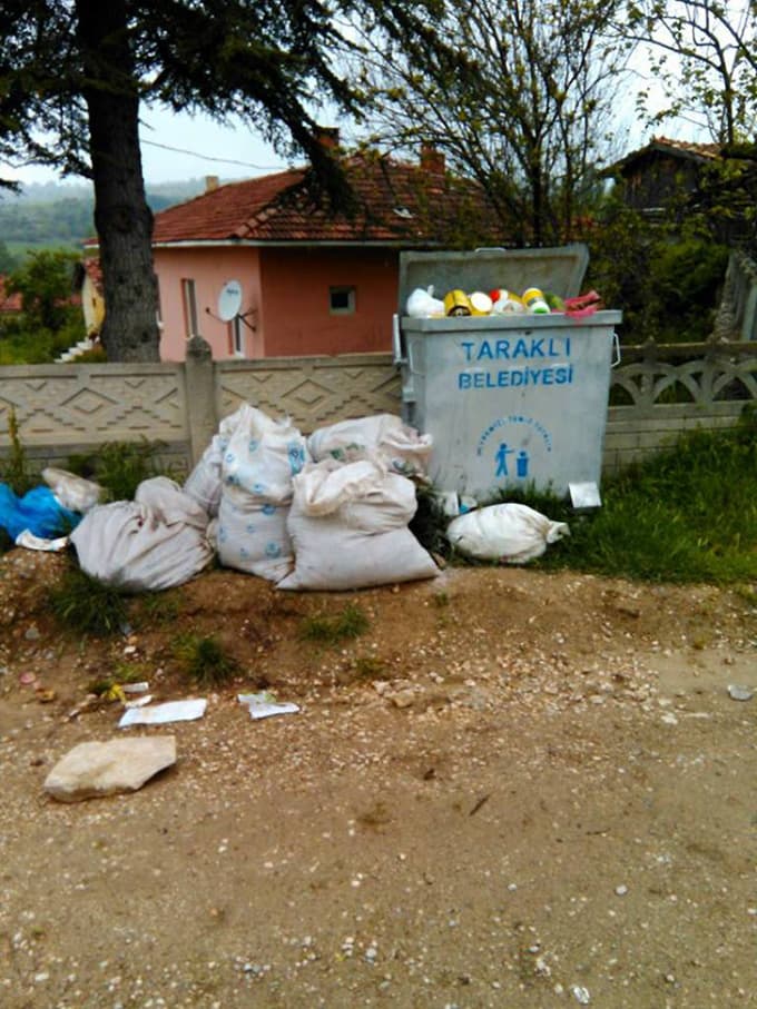 Vatandaşlar çöplerin toplanmamasına tepkili