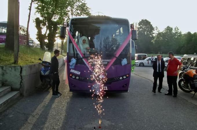 Otobüsü gelin arabasına çevirdi