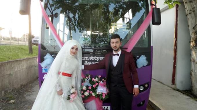 Otobüsü gelin arabasına çevirdi