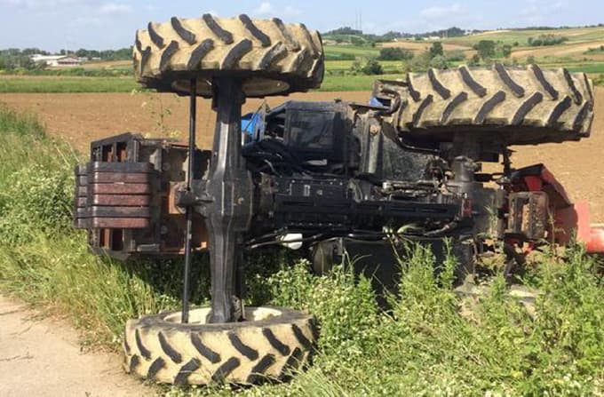 Kaynarca'da traktör devrildi