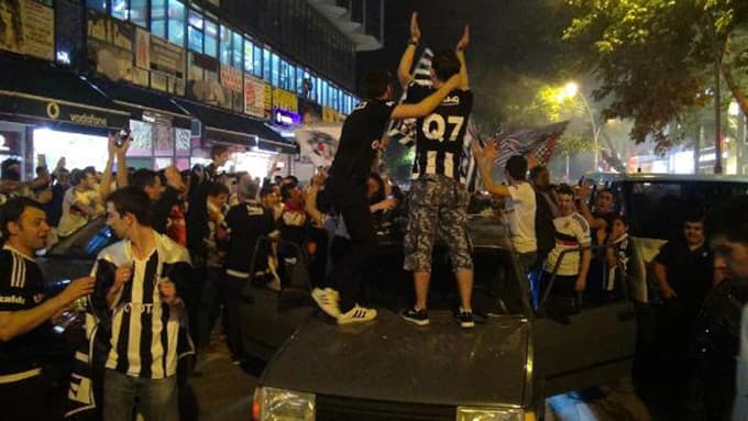 Beşiktaş'ın şampiyonluk kutlamalarında çarşı karıştı