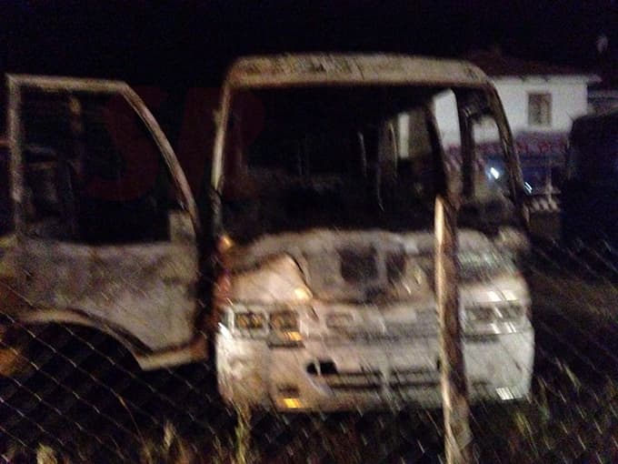 Bir midibüs, bir minibüs ve bir kamyonet...