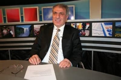 <p><font face="arial,helvetica,sans-serif" size="2"><strong>Basit ve Seviyesiz</strong></font></p><p><font face="arial,helvetica,sans-serif" size="2">AK Parti'nin kurulduğu g&uuml;nden bu yana partiye hizmet etmiş, partinin i&ccedil;erisinde yer almış bir insan olarak basında yer alan<font color="#333399"> 'aday kesin benim'</font> gibi basit ve seviyesizce bir s&ouml;ylemi yapmamış olduğunu kendisini tanıyan ve partinin i&ccedil;inde bulunan herkesin iyi bileceğini s&ouml;yleyen Şensoy, s&ouml;zlerine ş&ouml;yle devam etti: &quot;B&ouml;yle bir s&ouml;ylem &ouml;ncelikle t&uuml;m aday adayı arkadaşlara, il y&ouml;netimimize ve en başta halkımıza saygısızlıktır. Aday adayı olmadan &ouml;nce tabii ki partimizin y&ouml;netimi ile g&ouml;r&uuml;şmelerimiz olmuştur.&quot; </font></p><p><font face="arial,helvetica,sans-serif" size="2"><strong>Polemiklere Girmem</strong></font></p><p><font face="arial,helvetica,sans-serif" size="2">&Ouml;ncelikli olarak şahsının değil partinin başarısı ve halkımızın alacağı hizmetin daha yukarılara taşınması olduğunu anlatan Şensoy, s&ouml;zlerini ş&ouml;yle s&uuml;rd&uuml;rd&uuml;: <font color="#333399">&quot;Bu tip haberler partimizi ve bizleri yıpratmaktan &ouml;teye ge&ccedil;mez. Sonu&ccedil; olarak biz sadece &ouml;nce Allah nasip eder, sonra Sayın Başbakanımız g&ouml;rev verirse Sakarya'ya partimize yakışır bir aday olmak ve halkımıza hizmet etmek i&ccedil;in buradayız. Ben bu polemikleri bir yana bırakıp, Sakaryamız i&ccedil;in d&uuml;ş&uuml;nmekte olduğumuz projelerimiz ve sizlerle g&uuml;ndemde olmak istiyorum.&quot;</font></font></p><p><font face="arial,helvetica,sans-serif" size="2"><strong>Turizm Abidesi Sakarya<br /></strong></font><br /><font face="arial,helvetica,sans-serif" size="2"><font color="#333399">Şensoy, Sakarya'nın &ccedil;ok &ouml;nemli bir potansiyele sahip olduğunu ifade ederek şunları s&ouml;yledi:</font> &quot;20 yılı aşkın bir s&uuml;re bir holdingin genel m&uuml;d&uuml;rl&uuml;ğ&uuml; g&ouml;revini y&uuml;r&uuml;tmekteyim. Bu g&ouml;rev kapsamında d&uuml;nyanın 40 &uuml;lkesine gittim oralarda şehircilik anlayışını, modern şehirlerini inceledim. Yapılmış projeleri incelediğini anlatan Şensoy, s&ouml;zlerini ş&ouml;yle tamamladı: &quot;Bu tecr&uuml;belerim doğrultusunda, İstanbul gibi ticaret, k&uuml;lt&uuml;r ve sanat merkezi bir metropole sadece 40- 50 dakika uzaklıktaki Sakarya'nın sanayi, ticaret ve k&uuml;lt&uuml;r alanlarında &ccedil;ok daha ilerilere taşınabileceğini, verimli tarım arazileri olan şehrimizin tarıma y&ouml;nelik projelerle bir &uuml;retim merkezi olabileceğini, &uuml;lkemizin sayılı doğal g&uuml;zelliklerine sahip şehirlerinden olan Sakarya'nın bir turizm abidesi haline getirilebileceğini t&uuml;m bunları ger&ccedil;ekleştirmek ve Sakarya'yı metropol anlayışı i&ccedil;erisinde layık olduğu seviyeye ulaştırmak i&ccedil;in yabancı sermayenin davet edilmesi gerekir. Biz d&uuml;nya &ccedil;apındaki diyaloglarımızı bu y&ouml;nde kullanabilecek potansiyele sahibiz. Bunlar sadece &ouml;zet olarak Sakarya'mız i&ccedil;in d&uuml;ş&uuml;nd&uuml;ğ&uuml;m&uuml;z projelerimizden birka&ccedil;ı. İnşallah aday olursam, şehrin ulaşım, alt yapı ve t&uuml;m sorunları ile ilgili &ccedil;ok kapsamlı projeleri sizlerle paylaşacağım.&quot;<br /></font></p>