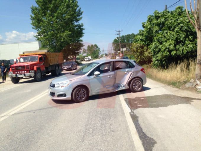 Bağlantı yolunda panelvan, otomobille çarpıştı