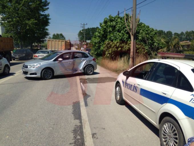 Bağlantı yolunda panelvan, otomobille çarpıştı