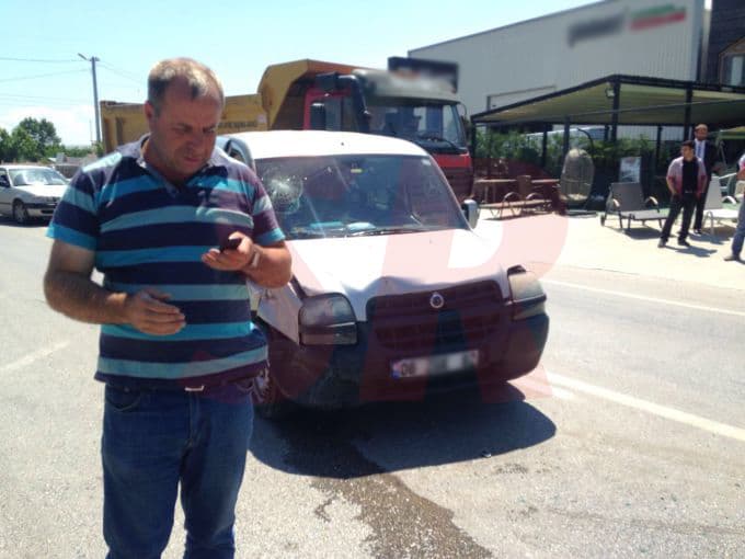Bağlantı yolunda panelvan, otomobille çarpıştı