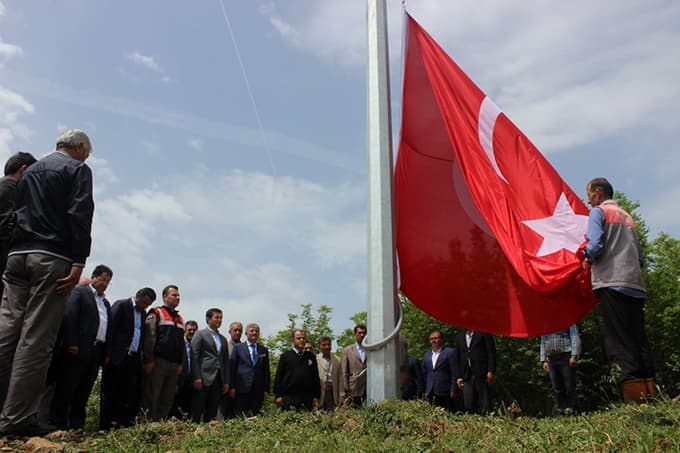Şanlı bayrağımız şehitlerimiz için göklerde