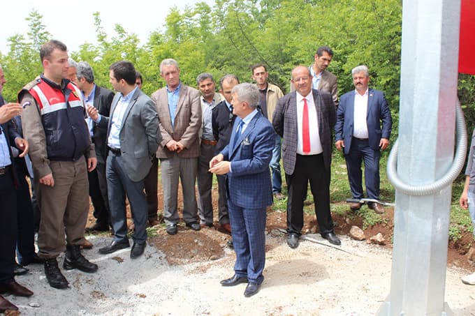 Şanlı bayrağımız şehitlerimiz için göklerde