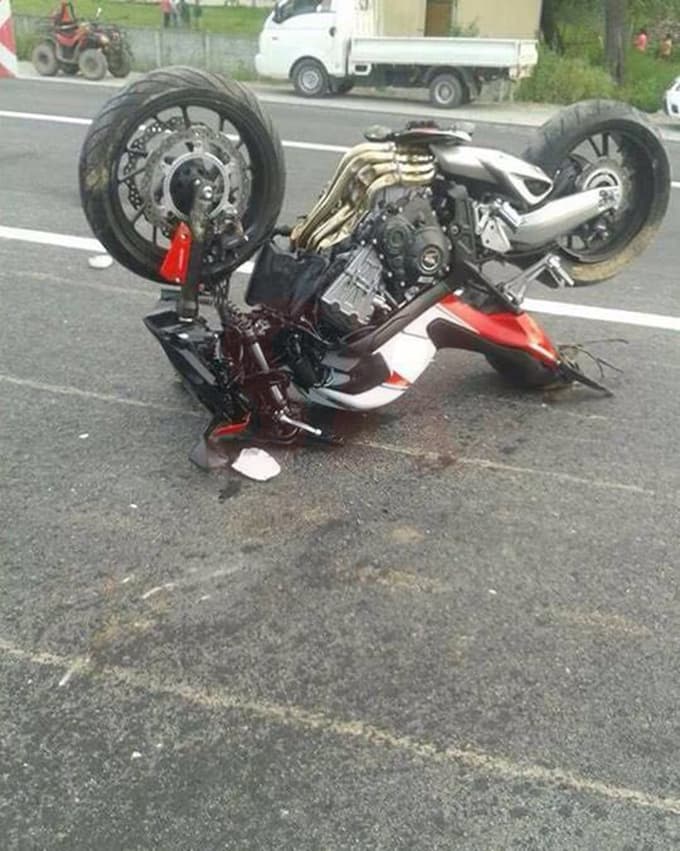 Karasu'da motosiklet kamyonetle çarpıştı