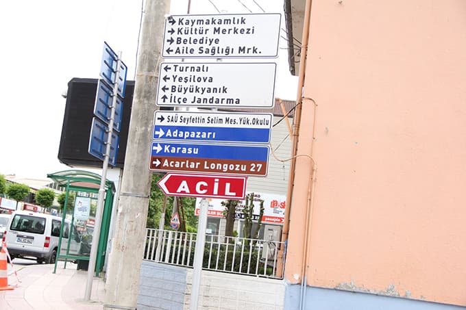 Yanlış yönü gösteren tabela sürücülere zor anlar yaşatıyor