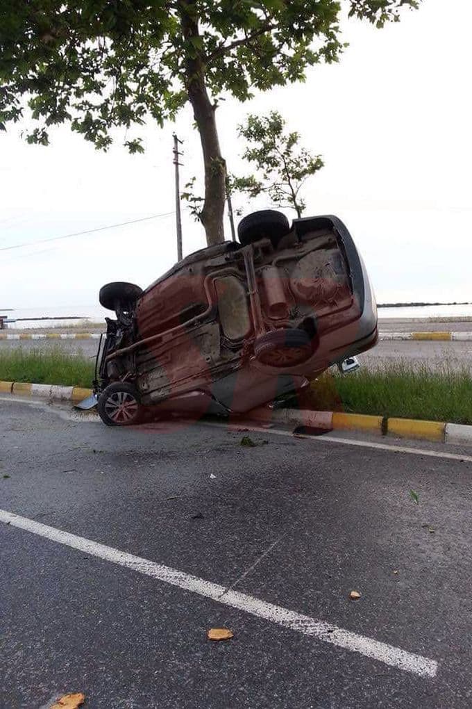 Ağaca çarpan otomobil, hurdaya döndü