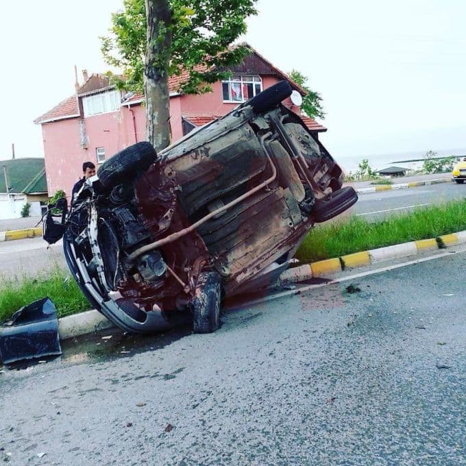 Ağaca çarpan otomobil, hurdaya döndü