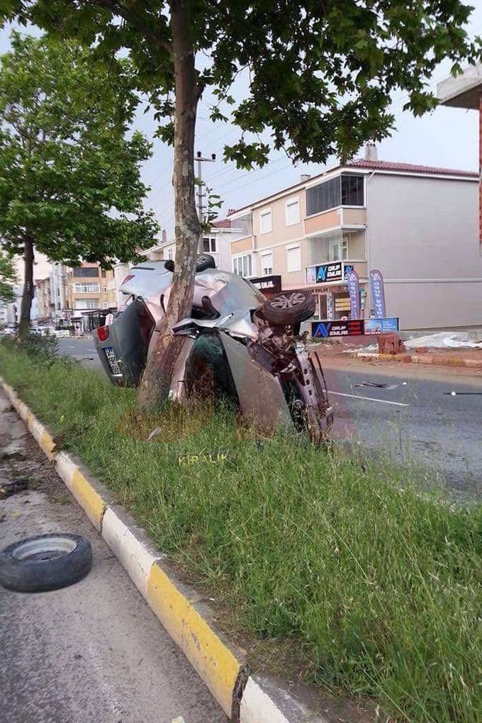Ağaca çarpan otomobil, hurdaya döndü