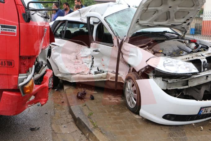 Kamyonet, otomobili biçti: 1'i ağır 5 yaralı!