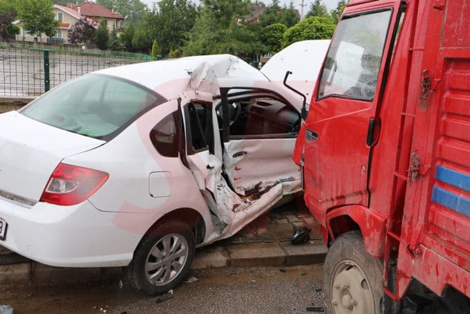 Kamyonet, otomobili biçti: 1'i ağır 5 yaralı!