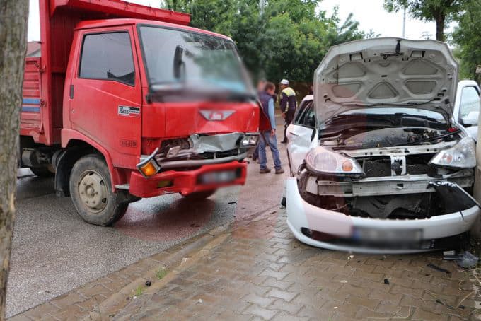 Kamyonet, otomobili biçti: 1'i ağır 5 yaralı!