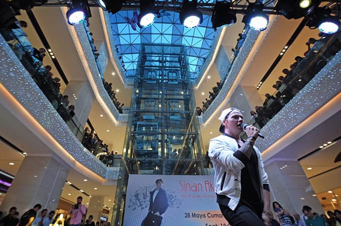 Sinan Akçıl Agora AVM'yi salladı