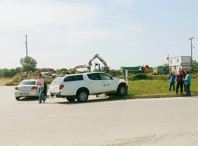 Kamyonet ile otomobil çarpıştı