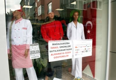 <font face="Arial" size="2">Sakarya başta olmak &uuml;zere t&uuml;m T&uuml;rkiye'deki esnafa seslenen Alişan, s&ouml;zlerine ş&ouml;yle devam etti: </font><font size="2"><font face="Arial"><font color="#333399">&quot;Filistin'e yıllardır kan kusturan İsrail'in bu davranışlarından hala vazge&ccedil;medi. İsrail ter&ouml;rist bir devlettir. Gazze'ye bomba yağdırarak Filistinli kardeşlerimize kan kusturmuştur.&quot;<br /></font><br />Mağazanın camlarına<font color="#333399"> 'Hi&ccedil;bir bebek &ouml;lmesin. Bizim bebeklerimize sıra gelmeden &ouml;nlem alalım. Mağazamız da İsrail &uuml;r&uuml;nleri satılmamaktadır&quot; <font color="#000000">yazılı d&ouml;vizler asan Alişan,</font> &quot;Allah'ın lanetlediği İsrailoğullarını ben de lanetliyorum. Bunların sonu gelecek. Biz t&uuml;m M&uuml;sl&uuml;manlar Filistin'deki kardeşlerimize yardım da bulunalım&quot;</font> ifadelerini kullandı.</font></font>