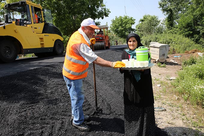 Asfalt çalışanlarına dondurmalı sürpriz