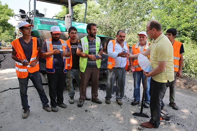 Asfalt çalışanlarına dondurmalı sürpriz
