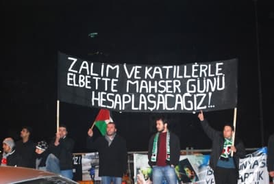 <p><font face="arial,helvetica,sans-serif" size="2"><font color="#333399">Eylemde Doğru Haber gazetesi yazarı Said &Ccedil;ınar da bir konuşma yaparak,</font> siyonist rejimin Gazze'ye yaptığı saldırının m&uuml;sl&uuml;manlar arasında birlik ve kardeşlik ruhunu g&uuml;&ccedil;lendirdiğini belirtti.</font></p><p><font face="arial,helvetica,sans-serif" size="2"><font color="#333399">Eyleme sanat&ccedil;ılardan Murat Kekilli de destek vererek kısa bir konuşma yaptı.</font> </font><font face="arial,helvetica,sans-serif" size="2">Nureddin Şirin'in eylemde Gazze'den zafer haberlerini aktarması binlerce kişi arasında tekbir tufanına d&ouml;n&uuml;ş&uuml;rken, Şirin siyonistlerin d&uuml;nyanın her bir yanında cezalandırılacağını s&ouml;yledi.</font></p>