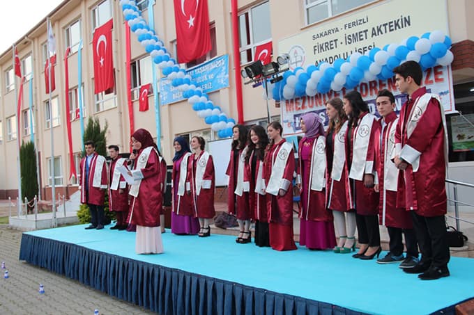 Lise öğrencilerinin mezuniyet coşkusu