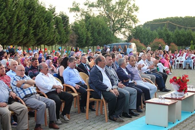 Lise öğrencilerinin mezuniyet coşkusu