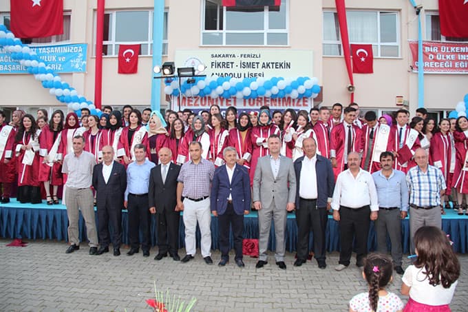 Lise öğrencilerinin mezuniyet coşkusu