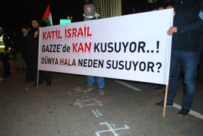 <p><font face="arial,helvetica,sans-serif" size="2">Eylemin &ouml;nceki g&uuml;nlerinde <font color="#333399">Prof. Ahmed Ağırak&ccedil;a, Gazeteci Yazar Ahmed Varol, B&uuml;lent Yıldırım, Ramazan Kayan, Abdullah Sevim</font> ve iki Filistinli birer konuşma yapmışlardı.</font></p><p><font face="arial,helvetica,sans-serif" size="2">Eylemin ilk g&uuml;n&uuml;nden itibaren Grup Gen&ccedil;'in seslendirdiği marşlar eyleme katılan binlerce m&uuml;sl&uuml;man tarafından tekrarlanarak b&uuml;y&uuml;k bir coşku meydana getirdi.</font></p>