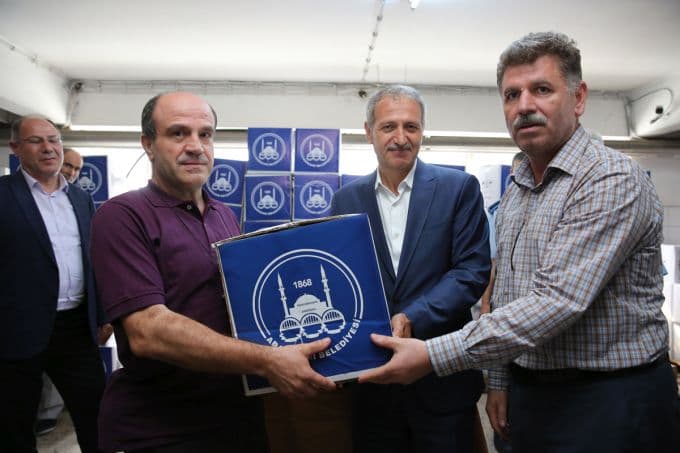 Adapazarı Belediyesi, personeline erzak dağıttı